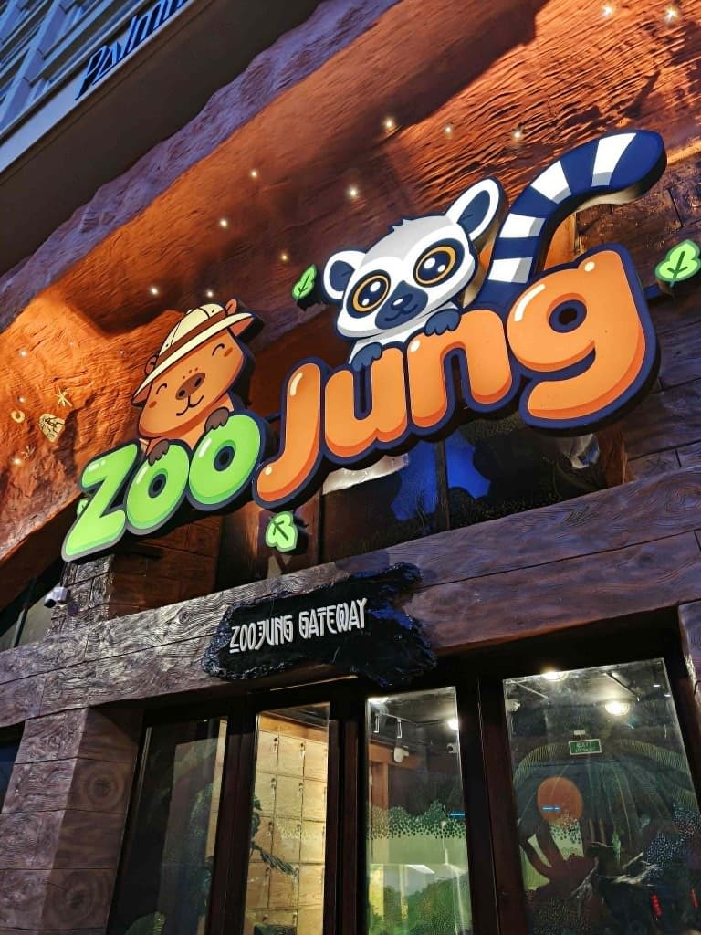 Biển hiệu cổng vào ZooJung tại Nha Trang